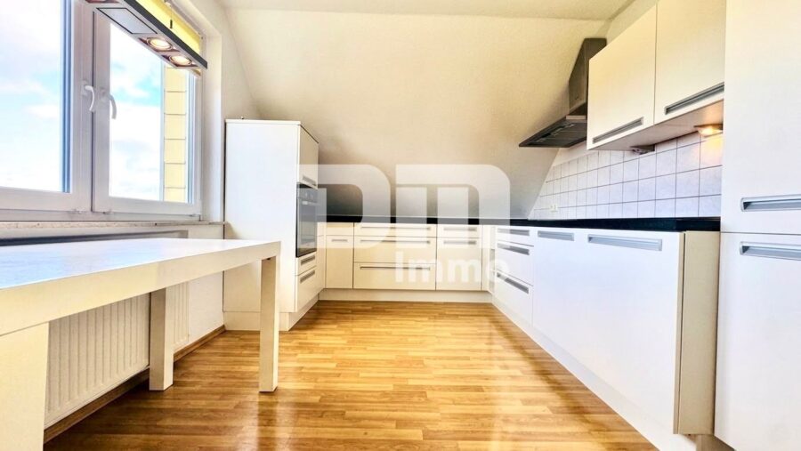 Großzügiges 1-2 Familienhaus mit vielseitigem Nutzungspotenzial und schönem Garten - OG / DG Wohnküche